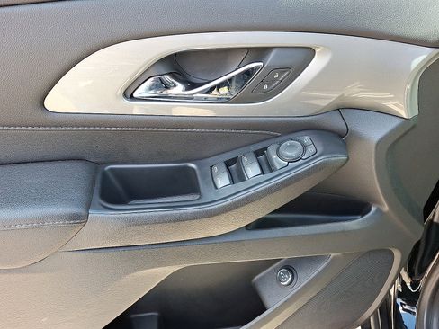 Used 2022 Chevrolet Traverse LT image 15