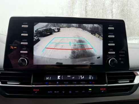 Used 2022 Toyota Sienna XLE image 3