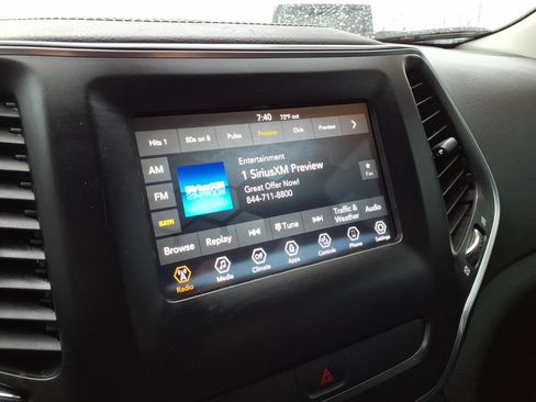 Used 2019 Jeep Cherokee Latitude Plus w/ Cold Weather Group AWD/4WD image 17