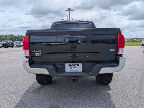 Used 2017 Toyota Tacoma SR5 w/ Tow Package AWD/4WD image 4