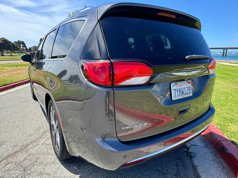 Used 2017 Chrysler Pacifica Limited FWD image 12