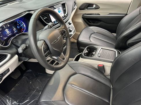 Used 2024 Chrysler Pacifica Select image 10