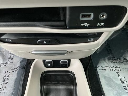 Used 2018 Chrysler Pacifica Touring-L Plus image 60