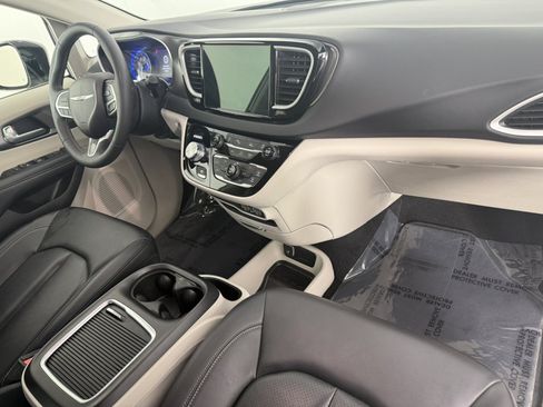 Used 2024 Chrysler Pacifica Touring-L FWD image 11