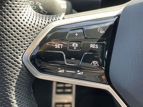 Used 2024 Volkswagen Tiguan SE R-Line image 19