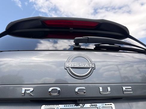 Used 2022 Nissan Rogue SV AWD/4WD image 3