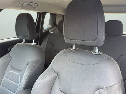 Used 2018 Jeep Renegade Latitude w/ Cold Weather Group AWD/4WD image 9