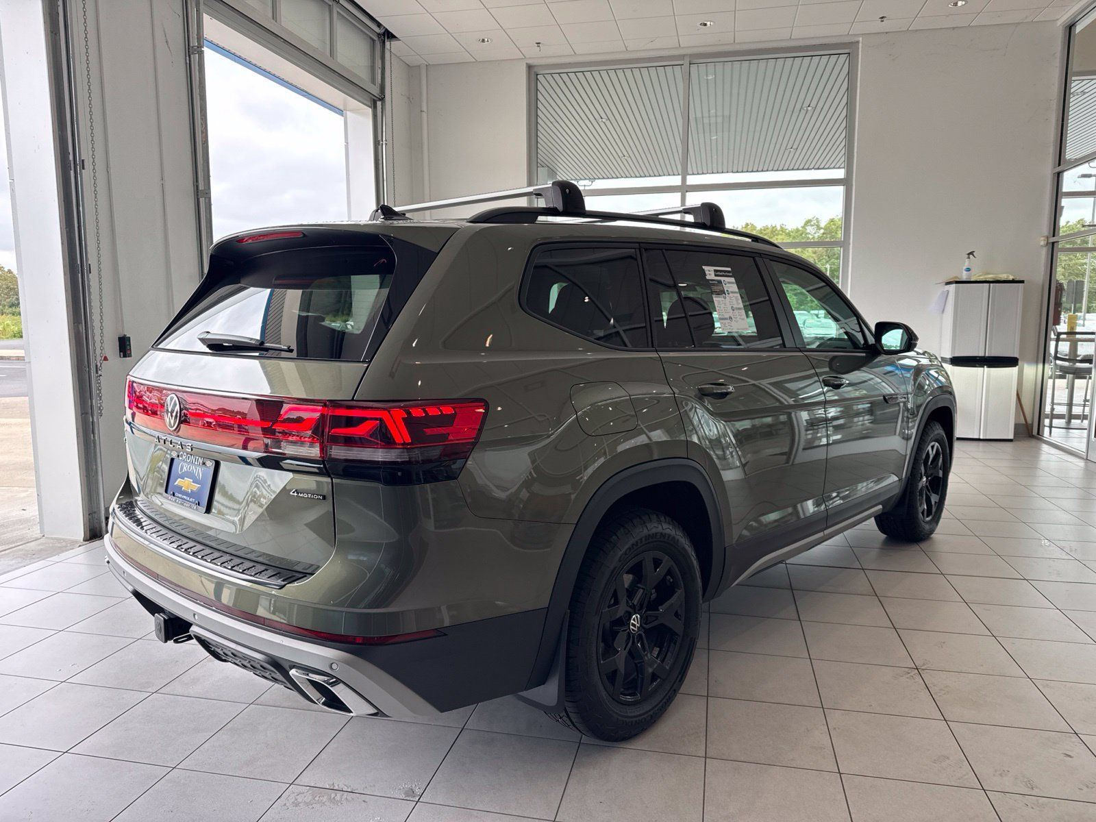 Used 2025 Volkswagen Atlas Peak Edition SE AWD/4WD image 4