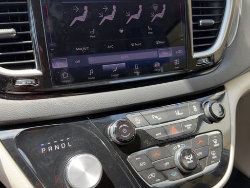 Used 2024 Chrysler Pacifica Touring-L FWD image 20