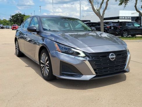 Used 2025 Nissan Altima 2.5 SV FWD image 2