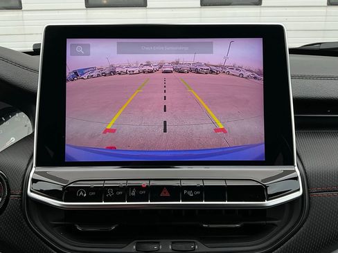 Used 2025 Jeep Compass Trailhawk image 32