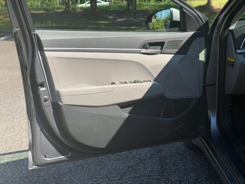 Used 2018 Hyundai Elantra SE w/ Cargo Package FWD image 9