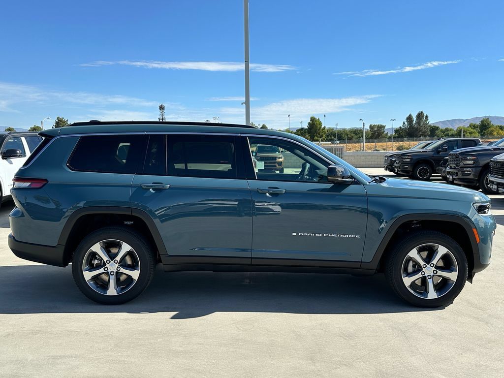 New 2026 Jeep Grand Cherokee L Limited w/ Luxury Tech Group II AWD/4WD image 9
