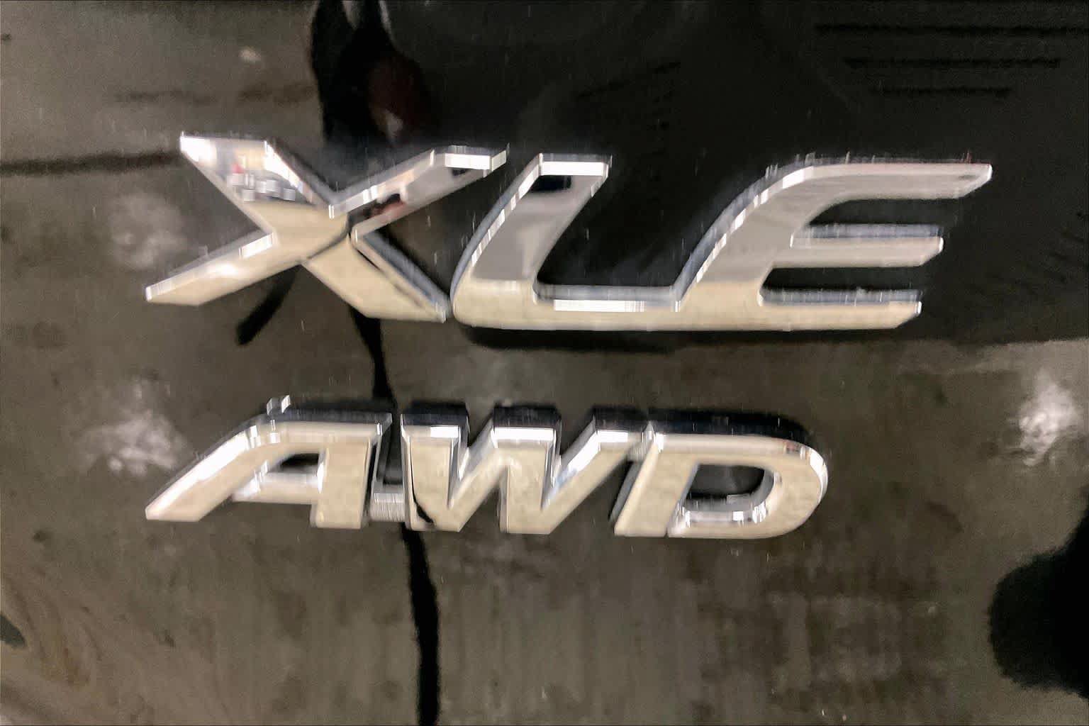 Used 2022 Toyota Corolla Cross XLE w/ Convenience Package AWD/4WD image 10