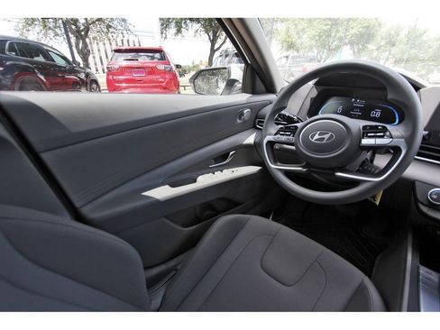 Used 2025 Hyundai Elantra SE FWD image 9