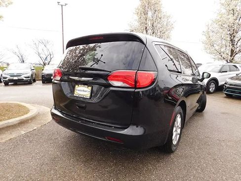 Used 2023 Chrysler Voyager LX FWD image 5