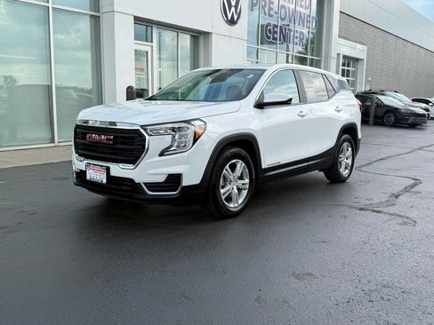 Used 2024 GMC Terrain SLE w/ LPO, Cargo Package FWD image 1