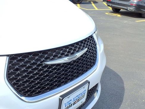 Used 2024 Chrysler Pacifica Touring-L image 26