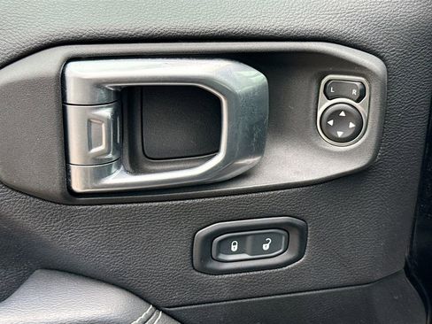 Used 2023 Jeep Wrangler Unlimited Sahara image 19