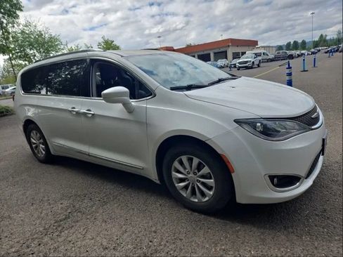 Used 2019 Chrysler Pacifica Touring-L FWD image 2