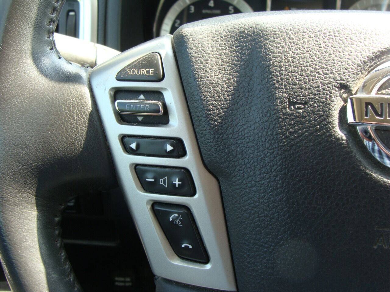 Used 2018 Nissan Titan SV w/ SV Convenience Package AWD/4WD image 9