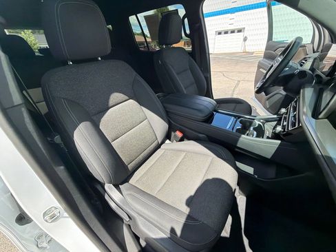 Used 2024 Chevrolet Traverse LT FWD image 30