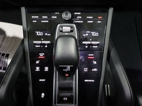 Used 2022 Porsche Cayenne AWD/4WD image 30