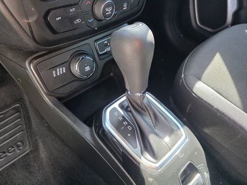 Used 2021 Jeep Renegade Latitude w/ Luxury Group II AWD/4WD image 14