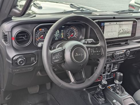 Used 2025 Jeep Wrangler Unlimited Rubicon w/ Convenience Group AWD/4WD image 16