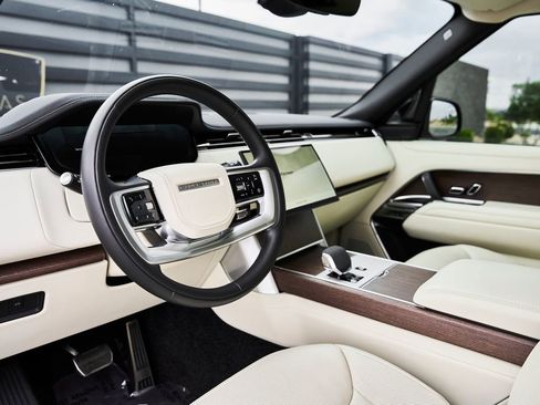 Used 2024 Land Rover Range Rover Long Wheelbase SE image 2
