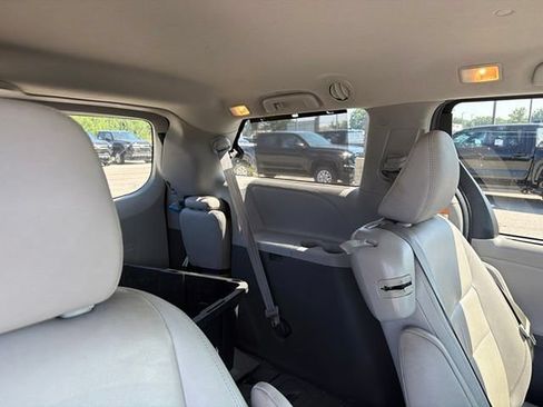 Used 2020 Toyota Sienna XLE Premium FWD image 14