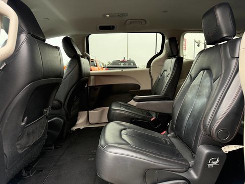 Used 2017 Chrysler Pacifica Touring-L image 18