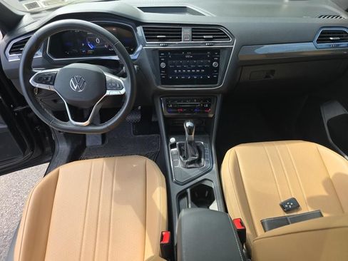 Used 2023 Volkswagen Tiguan SE w/ Panoramic Sunroof Package FWD image 4