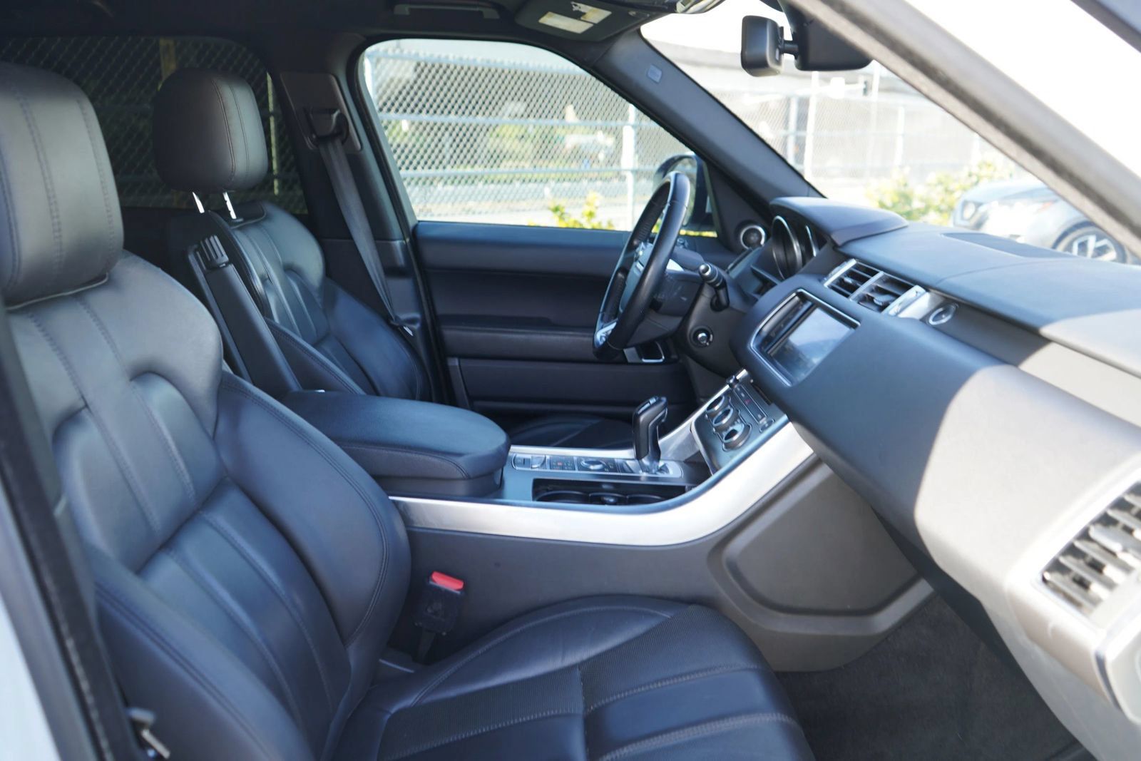 Used 2016 Land Rover Range Rover Sport SE AWD/4WD image 18