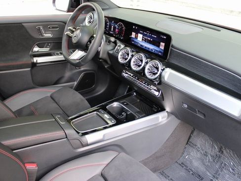 Used 2024 Mercedes-Benz GLB 250 4MATIC image 12