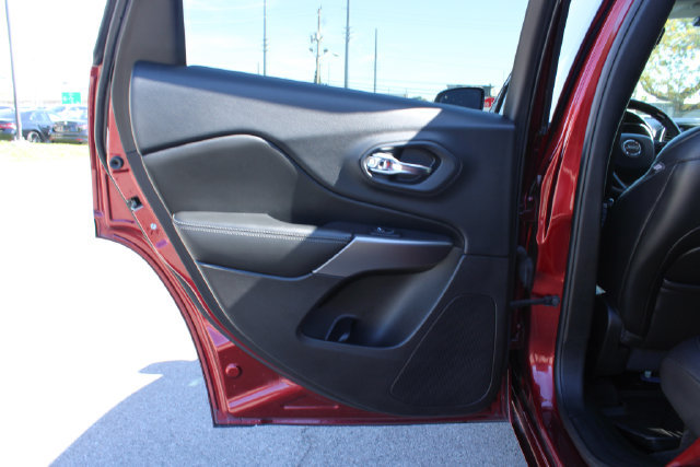 Used 2019 Jeep Cherokee Overland w/ Technology Group AWD/4WD image 29