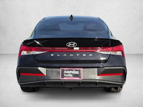 Used 2025 Hyundai Elantra SEL image 7