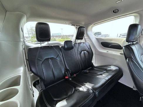Used 2023 Chrysler Pacifica Touring-L FWD image 19
