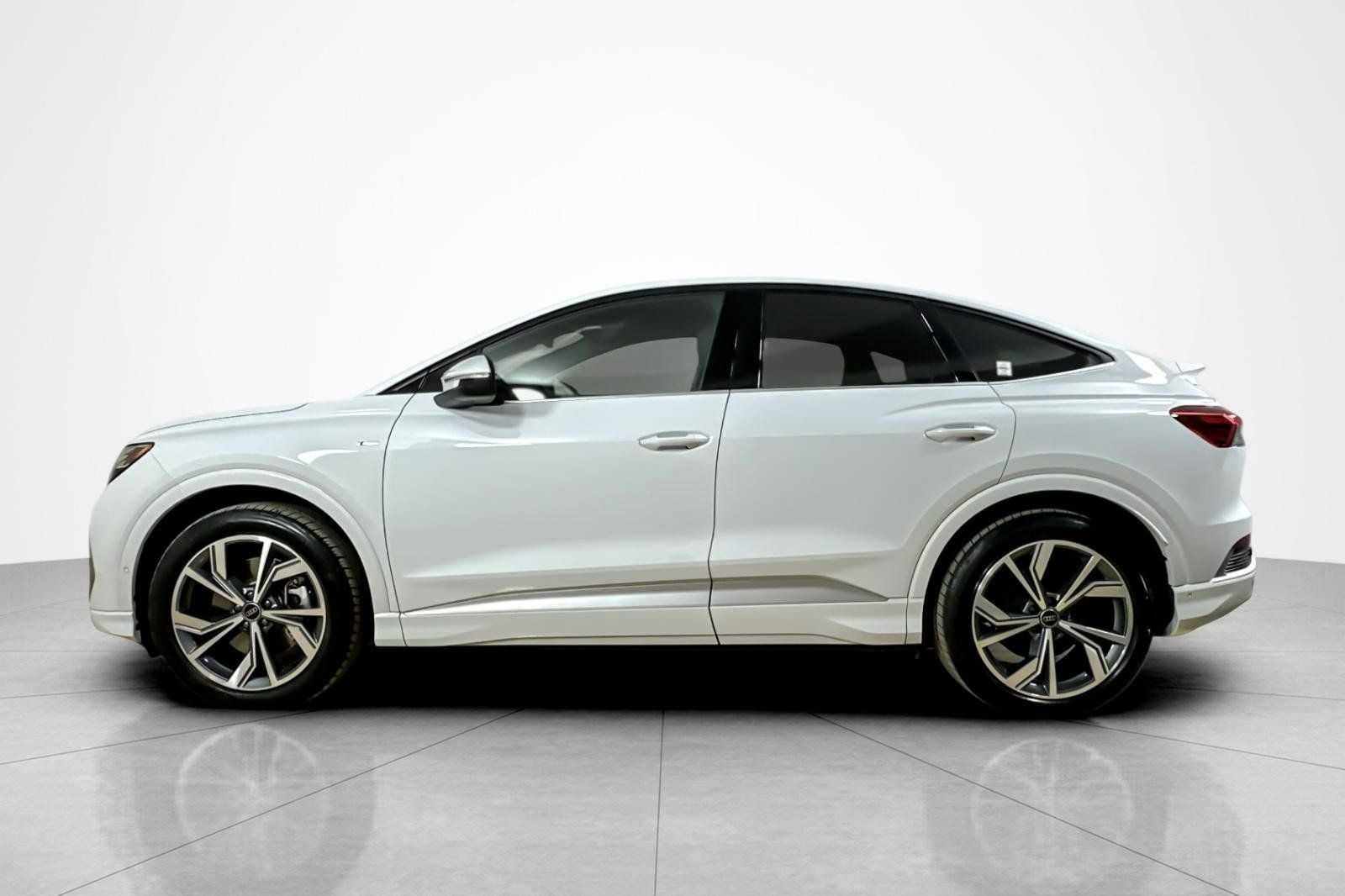 Used 2024 Audi Q4 e-tron Prestige AWD/4WD image 2