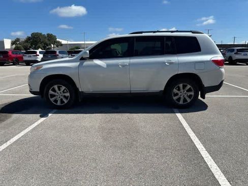 Used 2013 Toyota Highlander Plus FWD image 2