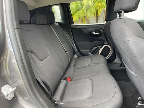 Used 2017 Jeep Renegade Latitude FWD image 24