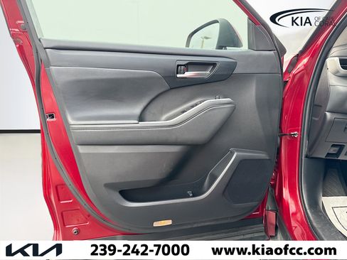 Used 2022 Toyota Highlander XLE image 23