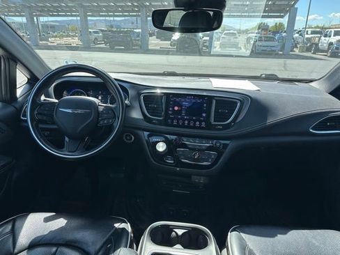 Used 2020 Chrysler Pacifica Limited w/ Advanced Safetytec Group FWD image 15