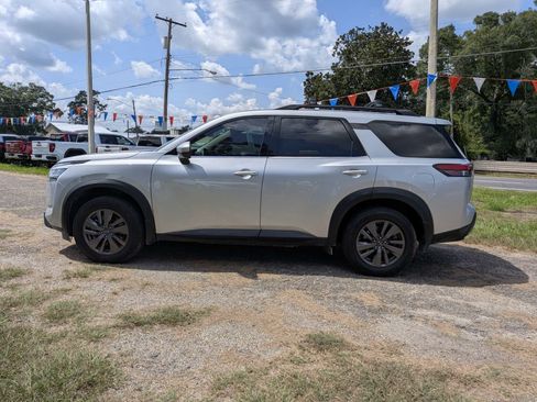 Used 2022 Nissan Pathfinder SV w/ SV Black Package FWD image 7