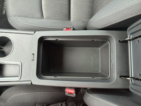 Used 2025 Nissan Altima 2.5 SV FWD image 17