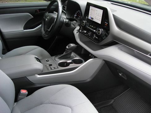 Used 2023 Toyota Highlander LE FWD image 8