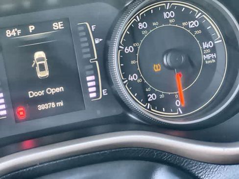 Used 2018 Jeep Cherokee Latitude FWD image 19