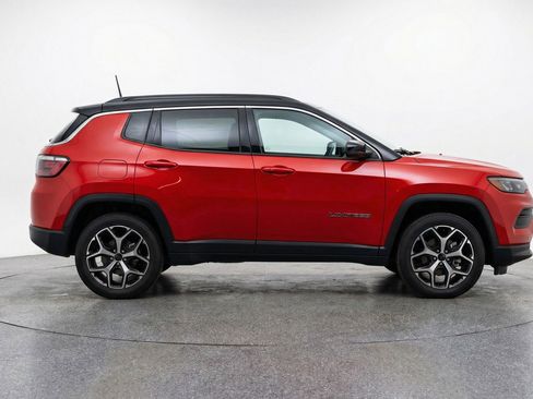 Used 2025 Jeep Compass Limited image 11