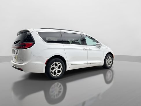 Used 2022 Chrysler Pacifica Limited AWD/4WD image 5