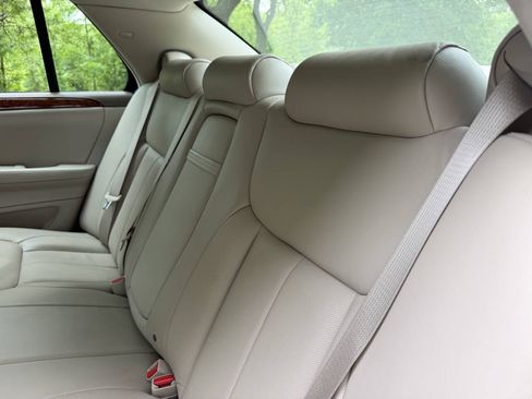 Used 2006 Cadillac DTS w/ Trunk Convenience Package FWD image 12